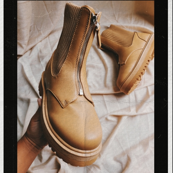 🚨BLACK FRIDAY DEAL🚨// Tan zip up Boot - Picture 2 of 5